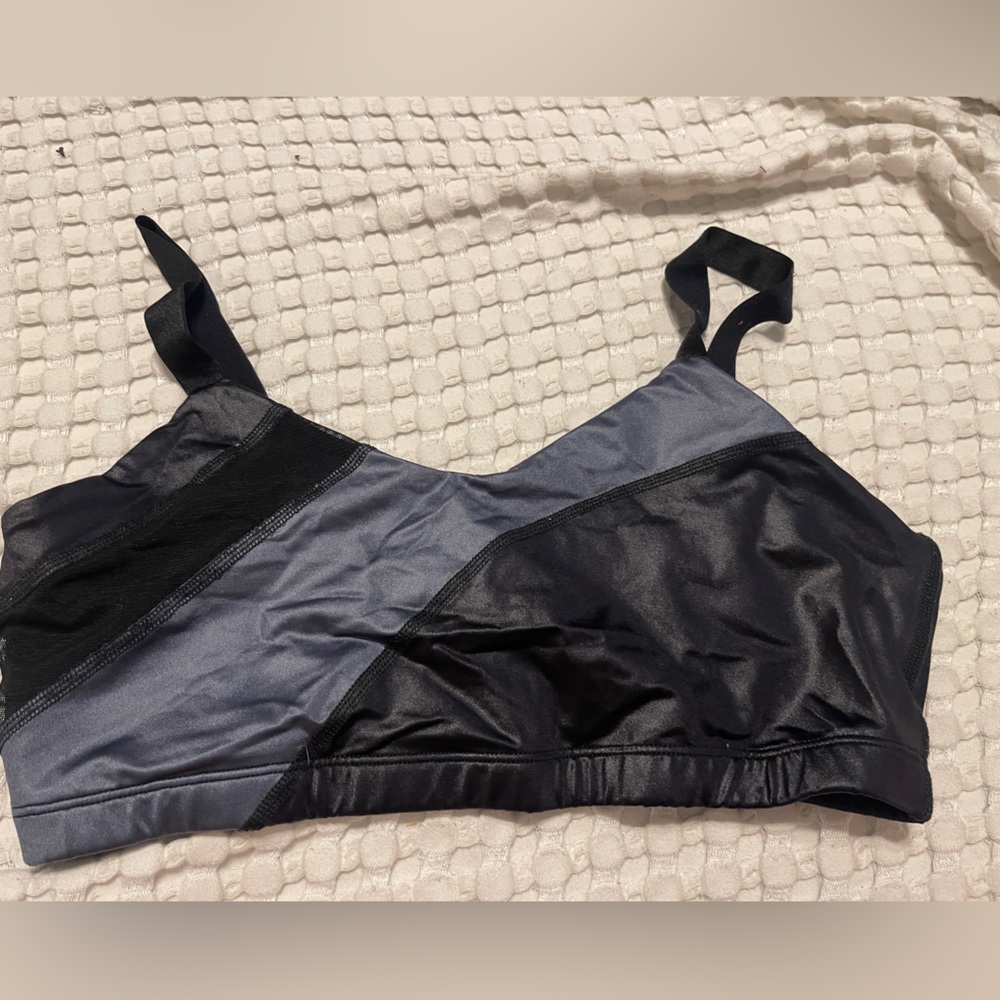 Black and Silver Beyond Yoga Sports Bra with adjustable Straps, size Large!